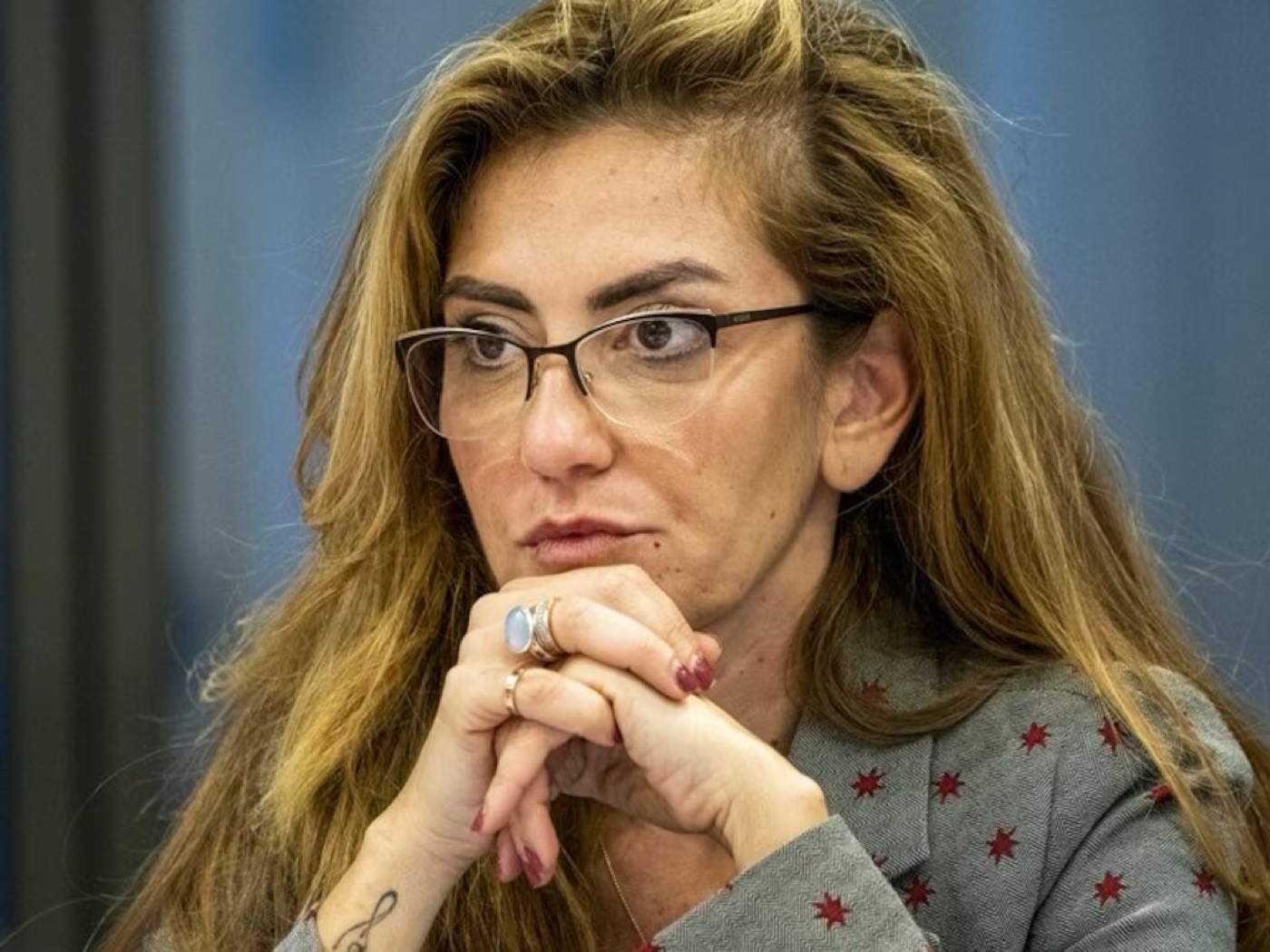Dilan Yesilgoz van de VVD tijdens een toespraak