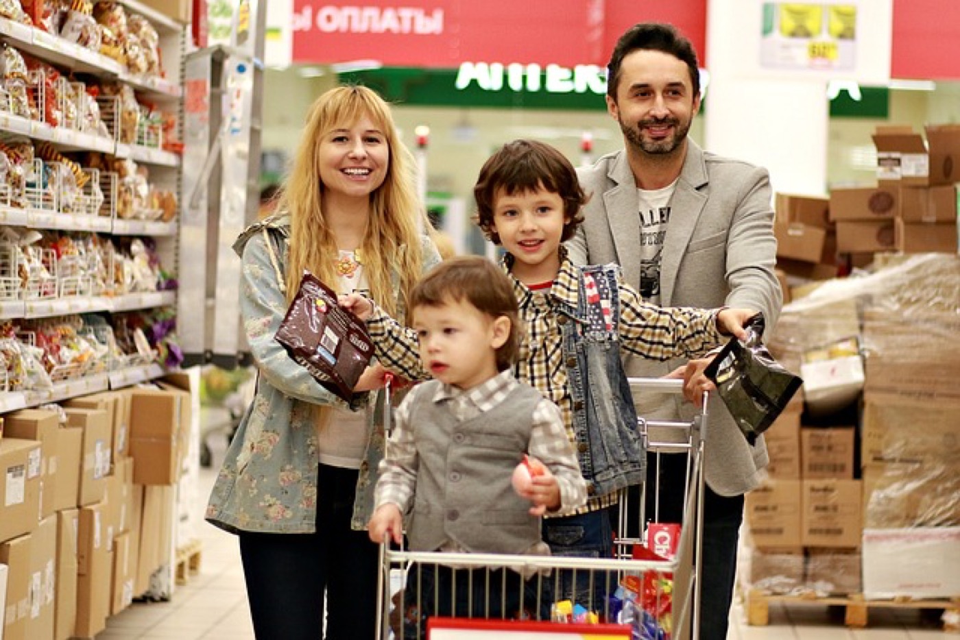 Iemand doet boodschappen in een supermarkt