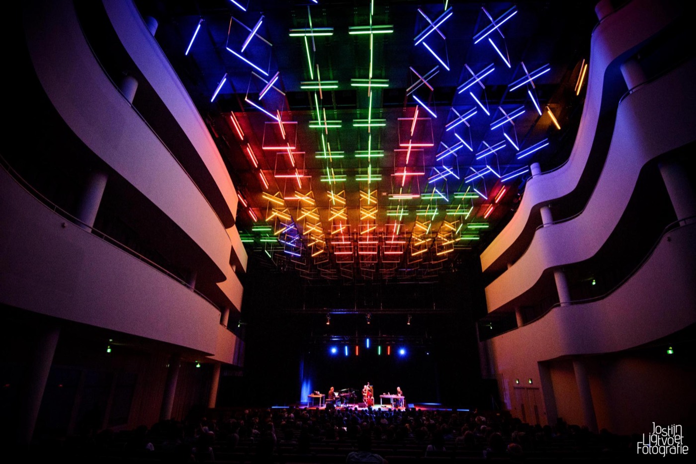 Een volle concertzaal met publiek