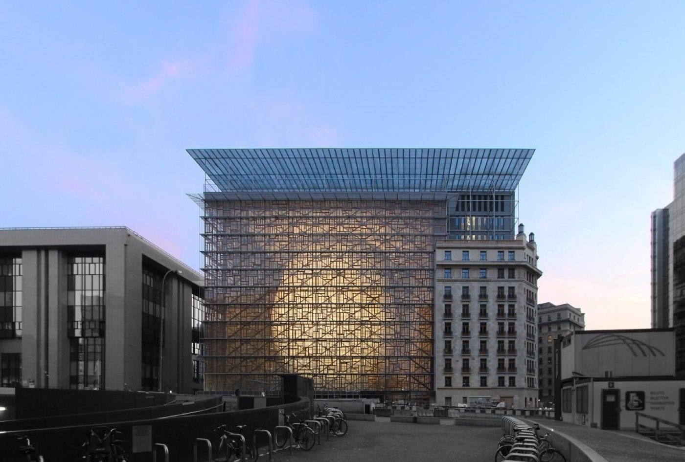 De Europese vlaggen bij een gebouw van de Europese Unie