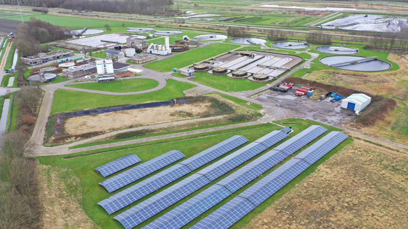 Windmolens en zonnepanelen in een Nederlands landschap