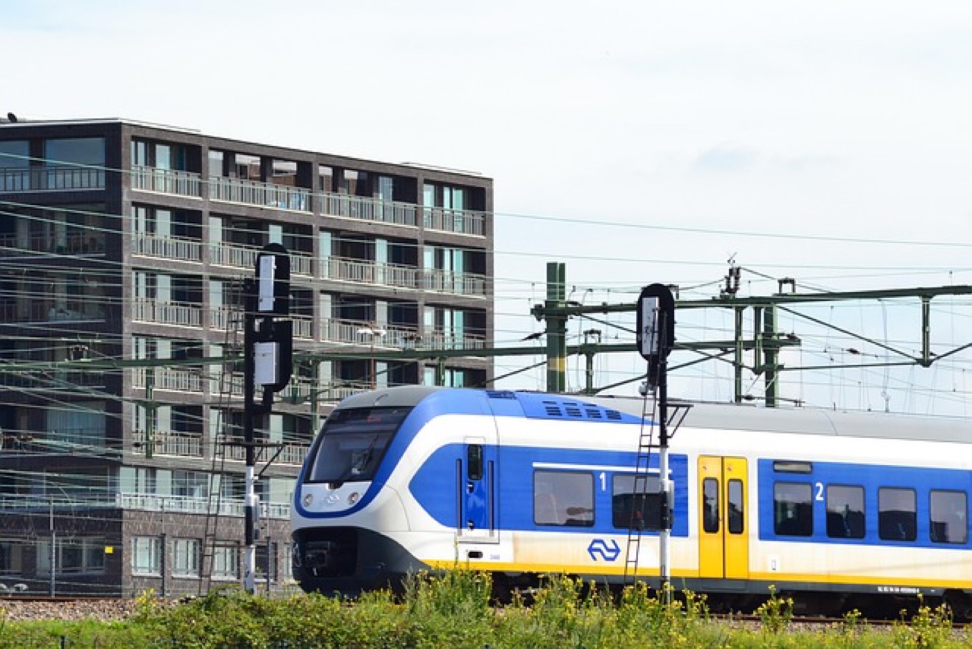 Een trein en snelweg in een Nederlands landschap