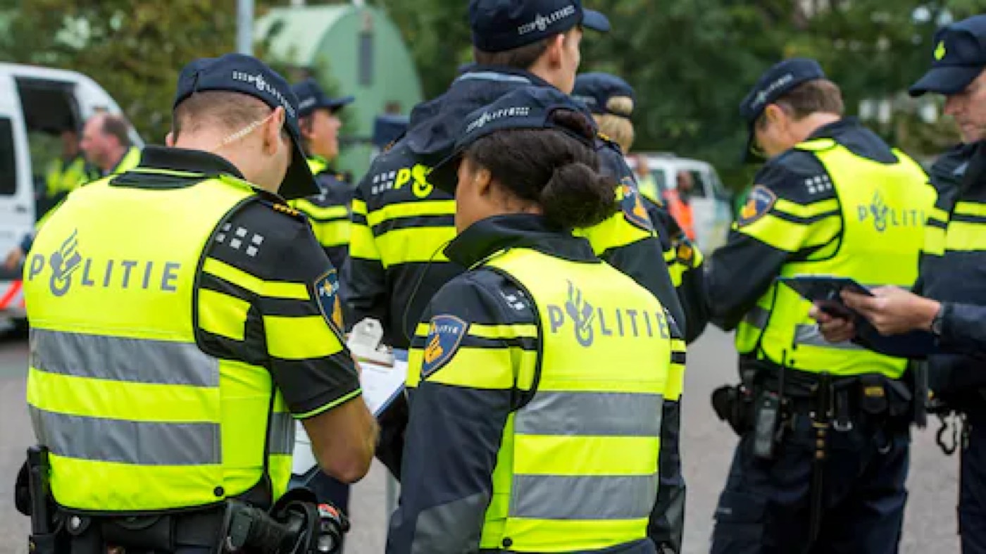 Een politieauto in een Nederlandse straat